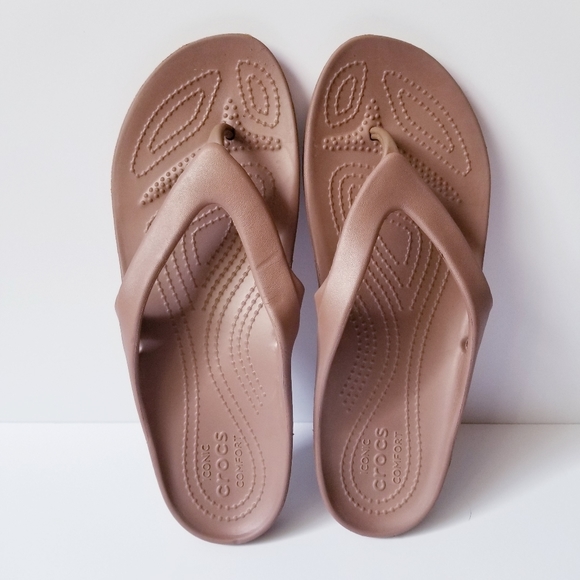 crocs iconic comfort flip flops